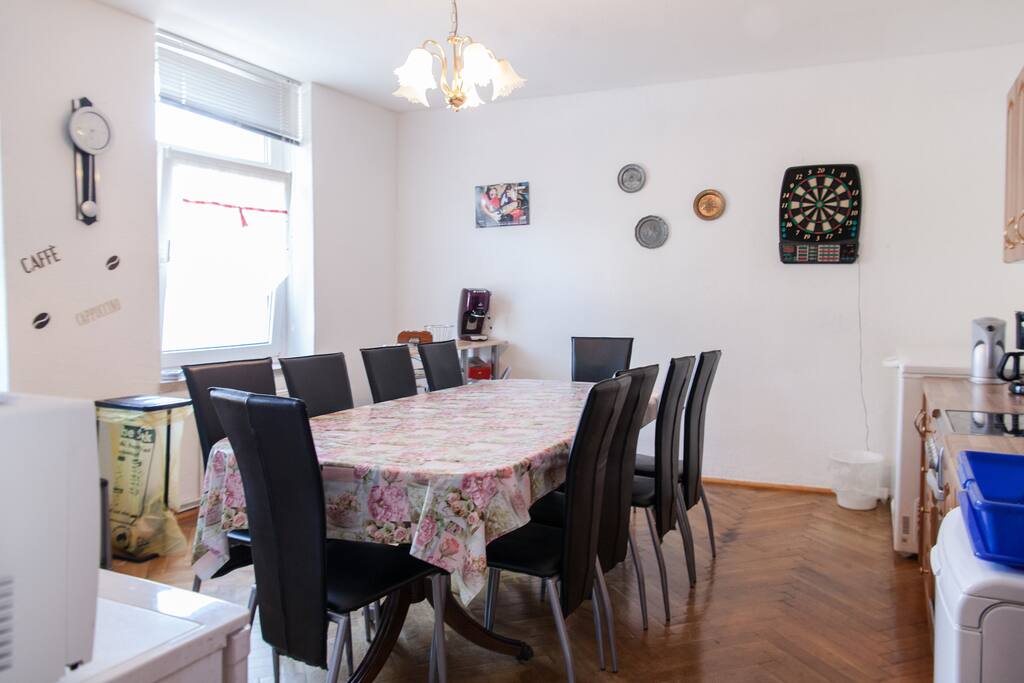 unsere gemütliche Gemeinschaftsküche ,da darf außer kochen auch geklönt werden und den Feierabend bei einer Runde Dart besiegelt werden