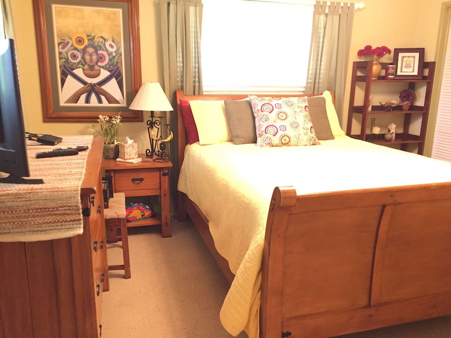 Quiet room, comfortable queen bed