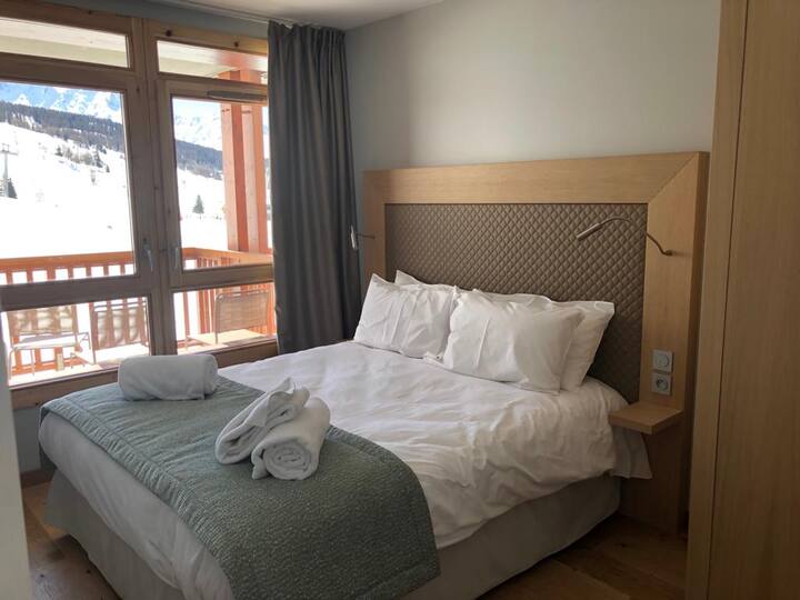 Dormitorio 2 con baño privado y balcón.