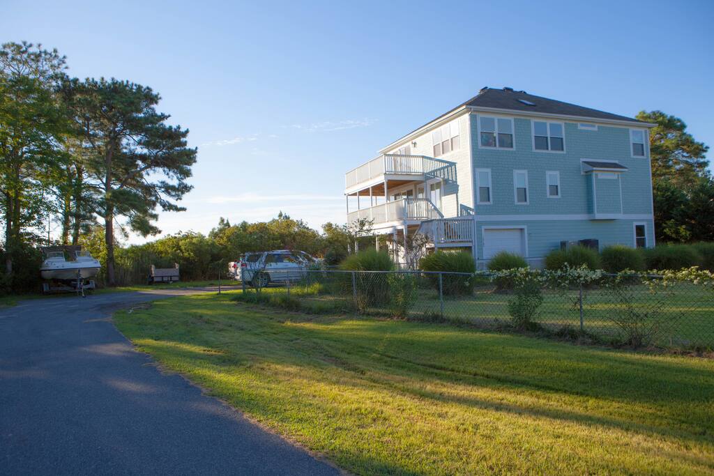 Quiet location, with ample, off street parking. Bottom three windows are the room for rent