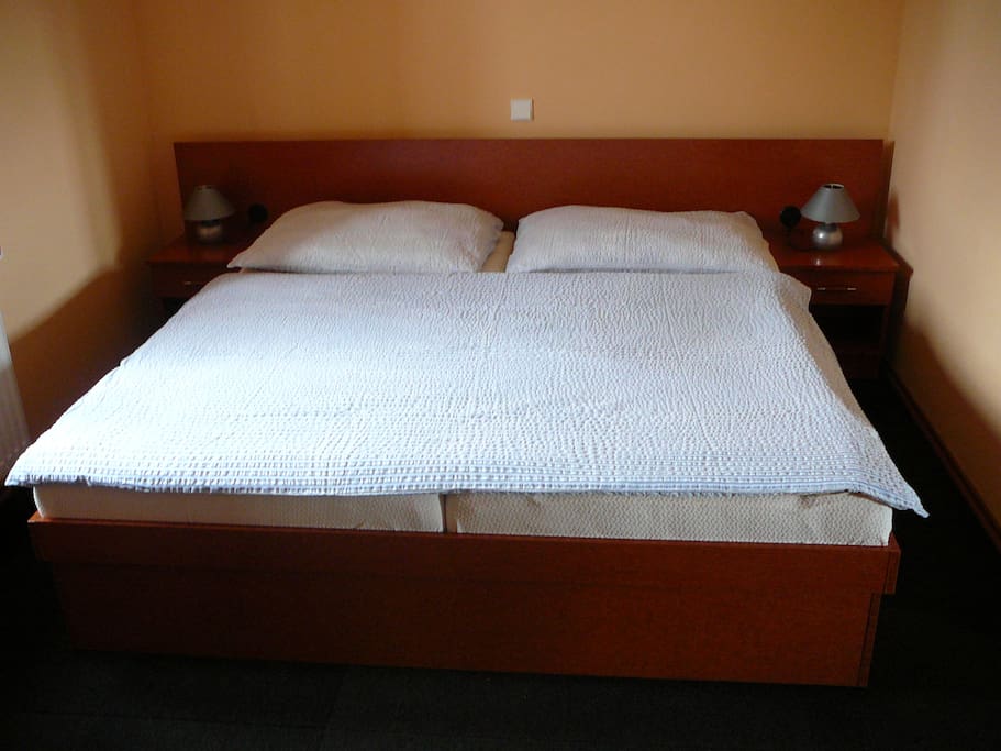 manželská postel