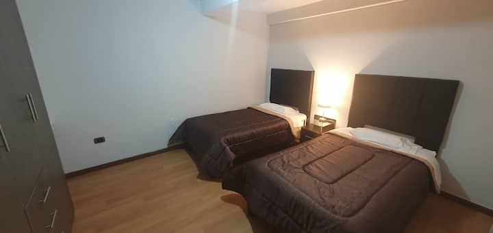 第二间卧室配有2张单人床、衣柜和床头柜。