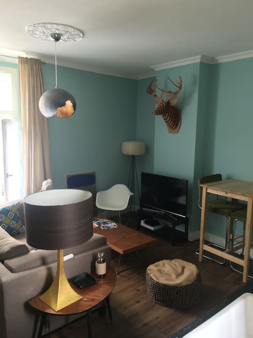 La salle à vivre est en grande partie occupée par un coin salon
