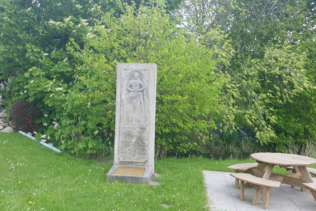 Denkmal von Margarete Hans vor unserer Hofeinfahrt mit Sitzmöglichkeit am Warftgraben.