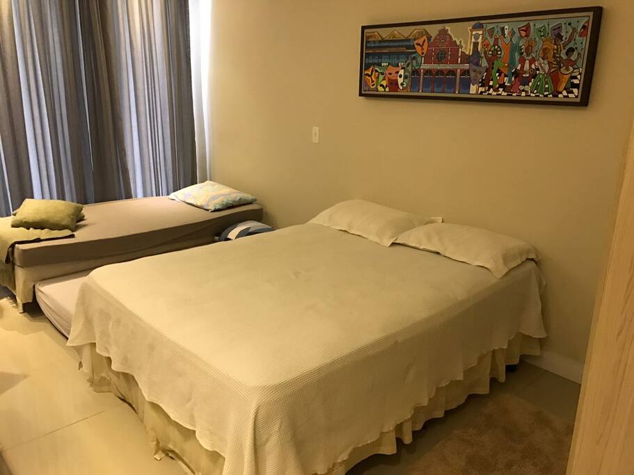 Cama box casal mais uma cama box solteiro com auxiliar solteiro acomodando 4 pessoas. Possui 4 travesseiros
