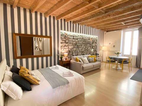 Good night's nest - Como Lake cozy home