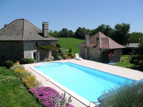 Character cottage with private pool in Lot