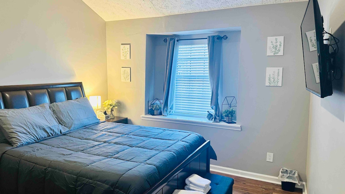 Основна спалня : телевизор и двойно легло