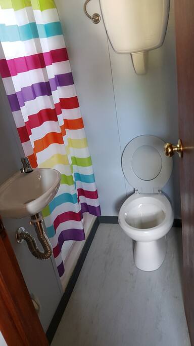 Baño completo con ducha y agua caliente.