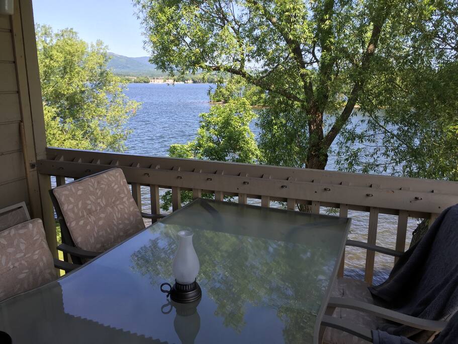 Balcon avec vue sur l'eau
