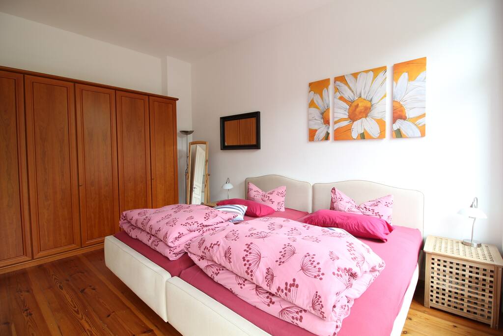 Schlafzimmer (1): Großer Kleiderschrank aus Holz / Bedroom 2: Spacious wooden wardrobe