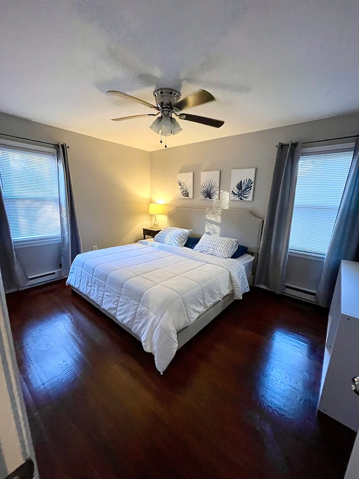 سرير بمقاس كبير وإسفنج ميموري فاخر.