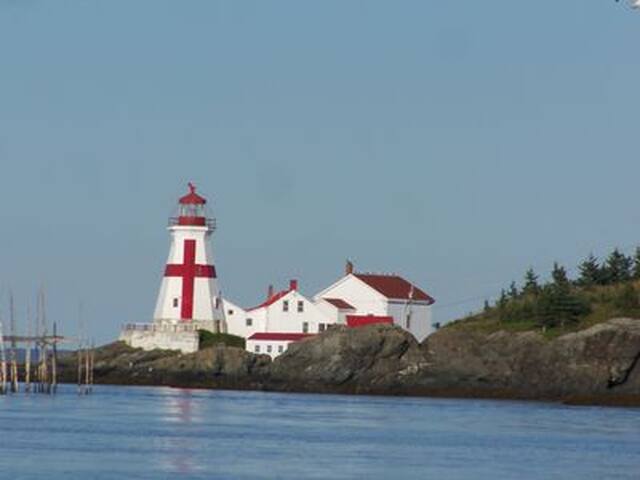 PERIWINKLE COTTAGE BY THE SEA-PRIVATE AND COZY gallery image 5