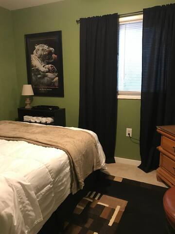 Simple Suburb (C) - Private Bedroom in West End