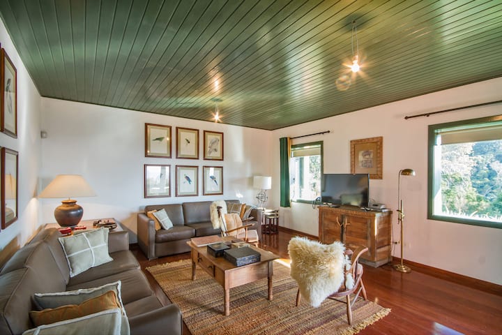 Sala de TV com 2 sofás e 2 poltronas