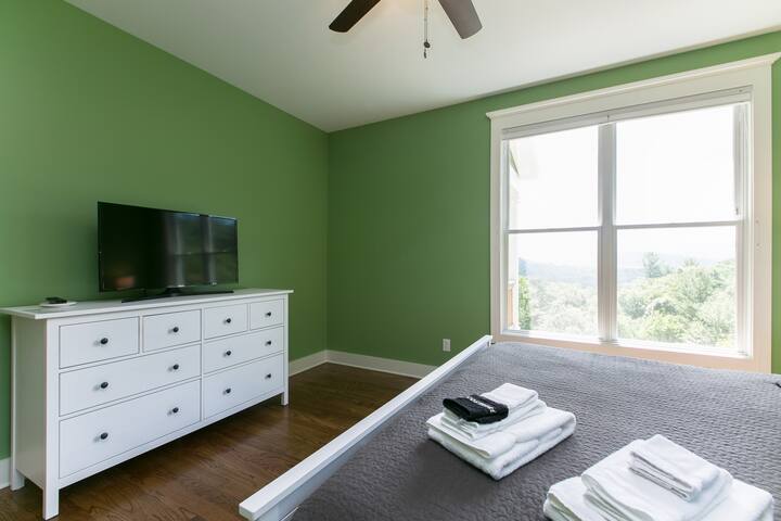 Stunning Long Range Mountain Views – 4 BR & 3 BA! gallery image 5