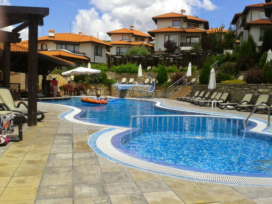 Main pool with 2 small children's pools attached