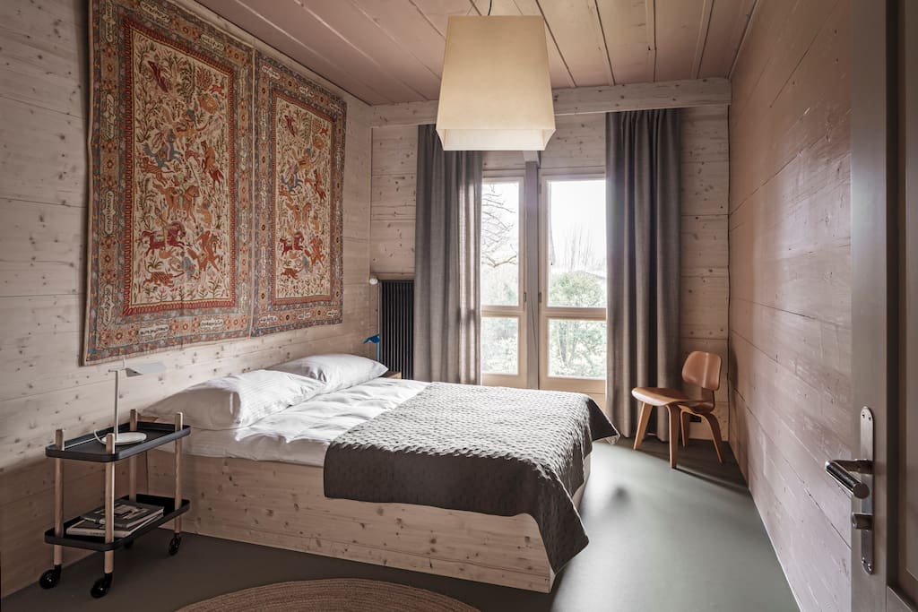 Gorgeous double room with Kazakh tapestry and view of the Jungfrau mountain