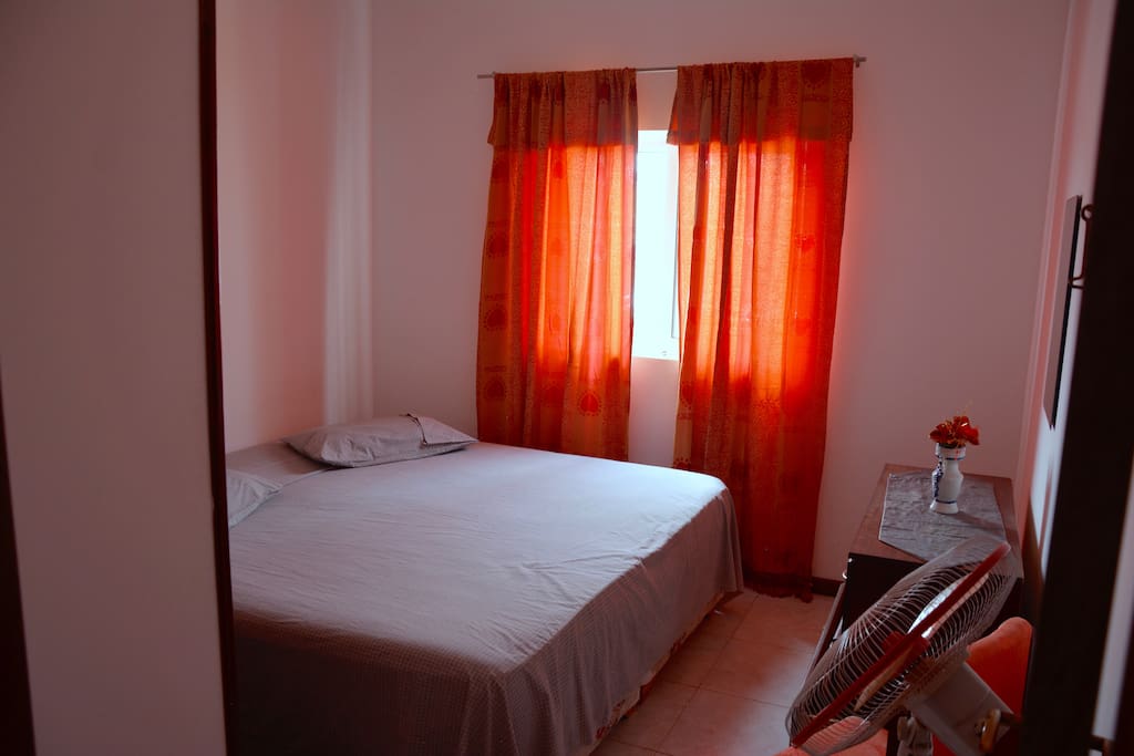 Enjoy a comfortable night's sleep after a wonderful day's journey (Desfrute de uma noite de descanso depois de um dia de viagem).