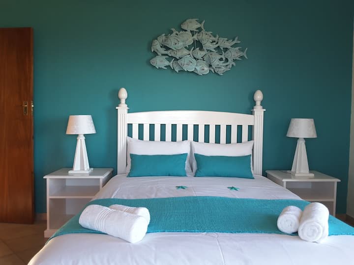 ห้องนอนใหญ่พร้อมเตียงควีนไซส์