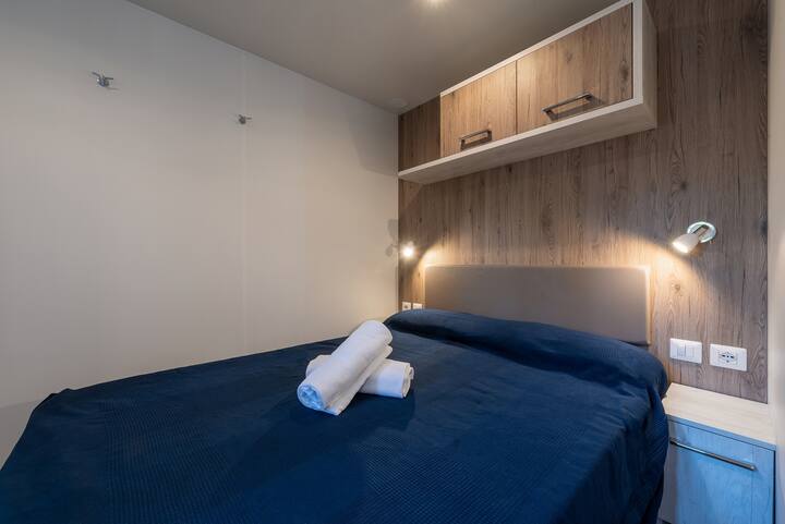Mobil home standard sleeps 2/4
