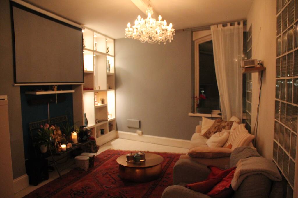 Projector screen to watch Netflix and your favourite movies