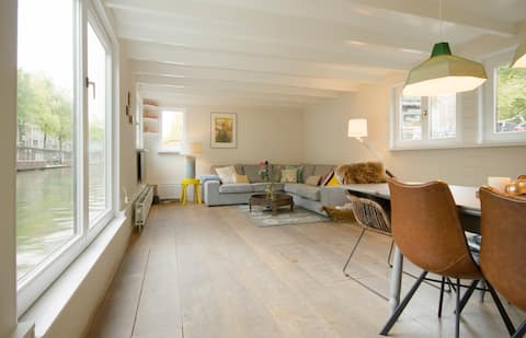 Successful Airbnb property: Amazing houseboat in Amsterdam city center in Jordaan