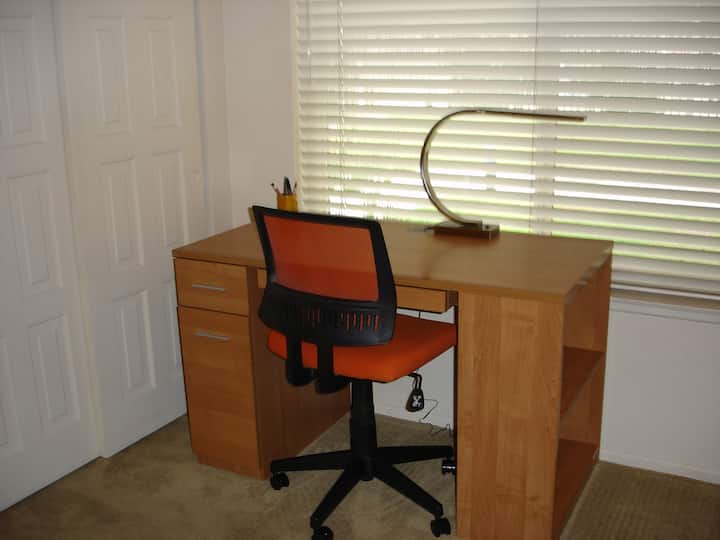 Tavolina jote me portë karikimi USB dhe Wifi