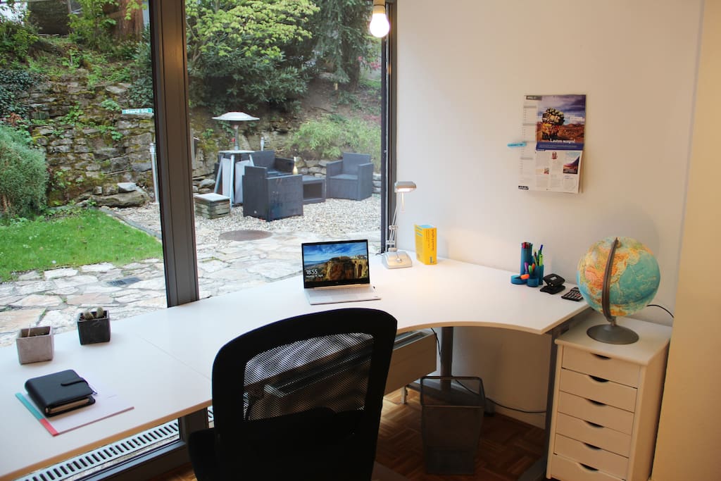 A huge desk with a view of the garden is ideal for intensive work. You have Wifi and LAN connection here