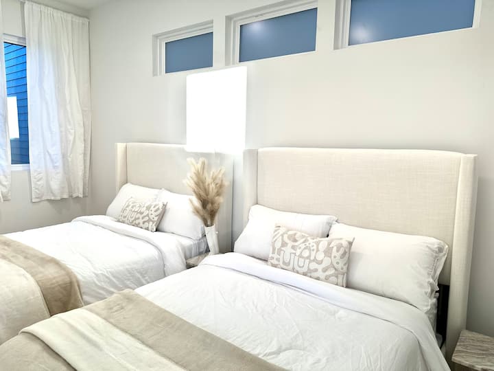 Bedroom with 2 double beds (can sleep 4 people), with an en suite full bathroom and closet. 