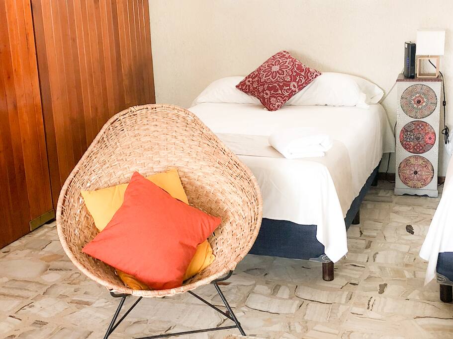 Deléitate con frescos pisos de mármol, paredes de cedro y acabados vintage.