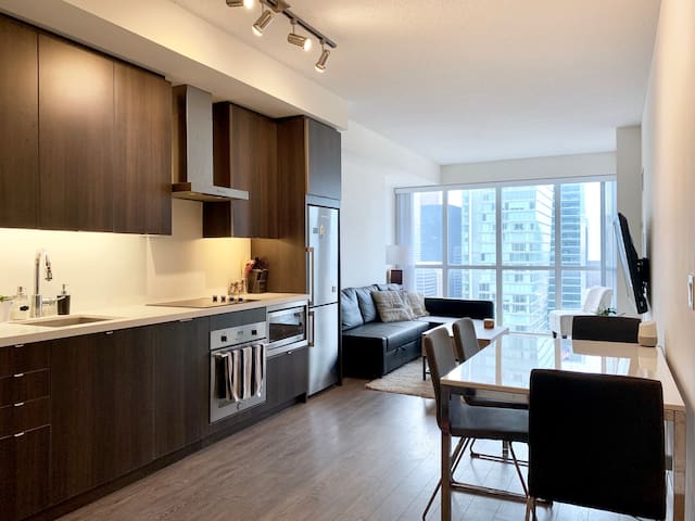 Luxury 1+Den condo steps away from CN Tower & Lake gallery image 2
