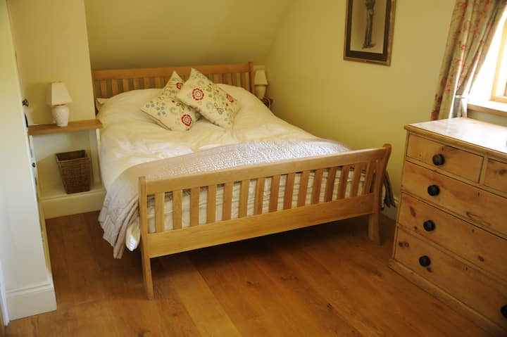 Steinzimmer mit Kingsize-Bett und eigenem Bad