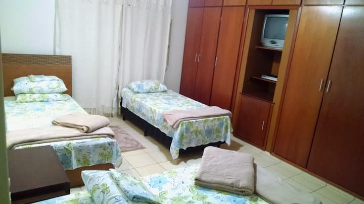 АПАРТМАН СО 3 ЕДИНЕЧНИ КРЕВЕТА + 2 SUB-CAMA, ПОДЕЛЕН КЛИМА УРЕД, СОБИРА УШТЕ ЕДЕН ДУШЕК НА ПОДОТ, ЗА 5 или 6 ЛИЦА