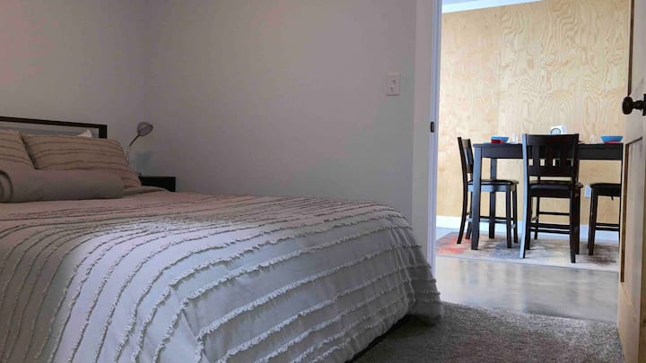 Dhoma e gjumit "queen" në katin e parë.  Televizor Wifi në mur 