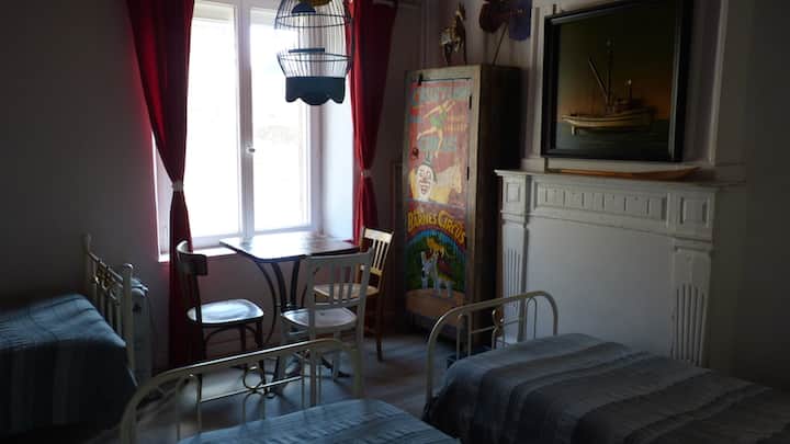 儿童卧室， 3张单人床。海洋和马戏团装饰。 