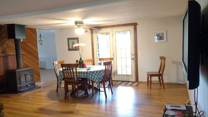 House that sleeps 12 (with fishing on 250 acres)
