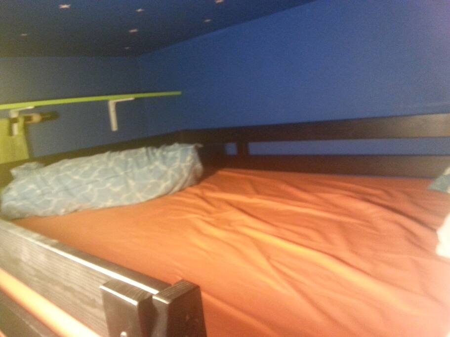 Cama matrimonio alta.