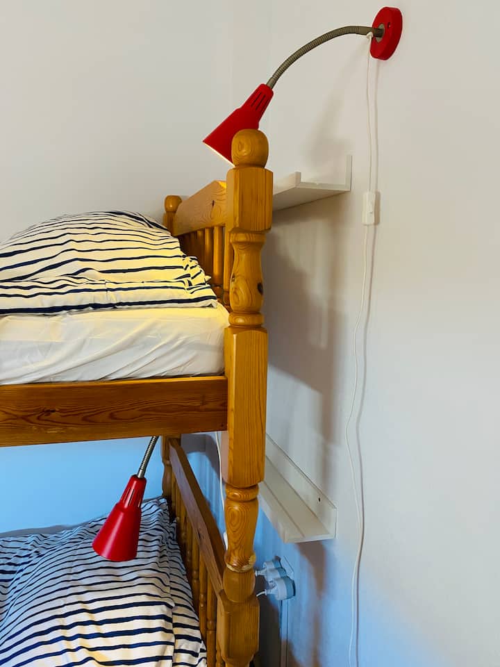 Практичен рафт зад двуетажното легло