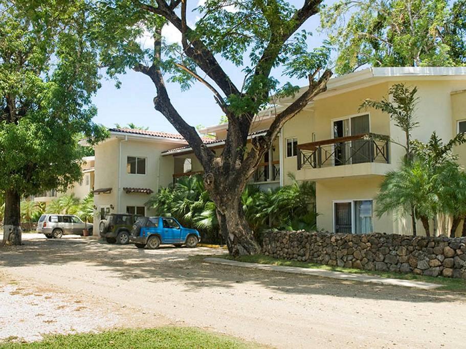 Caye Mango is a quiet street 2 blocks from the beach