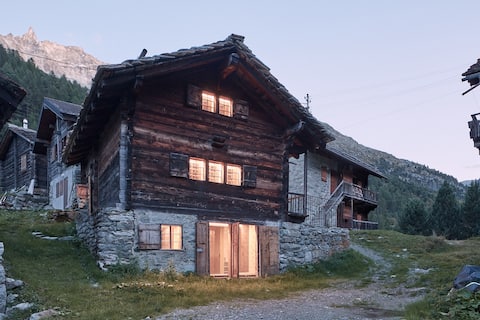 Designer chalet in the mountains - Hike in autumn