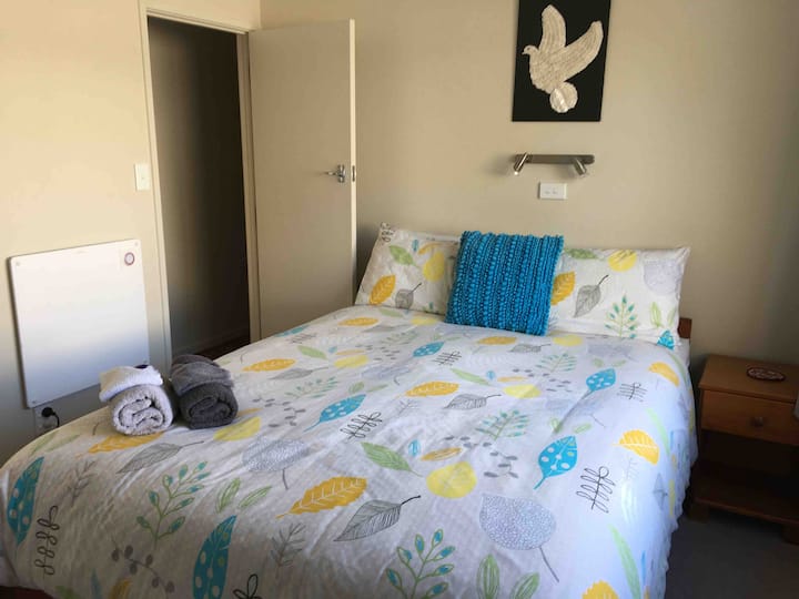 Მეორე საძინებელი საწოლით, რომელშიც არის ელექტრო საბანი და კედლის პანელის გამათბობელი.