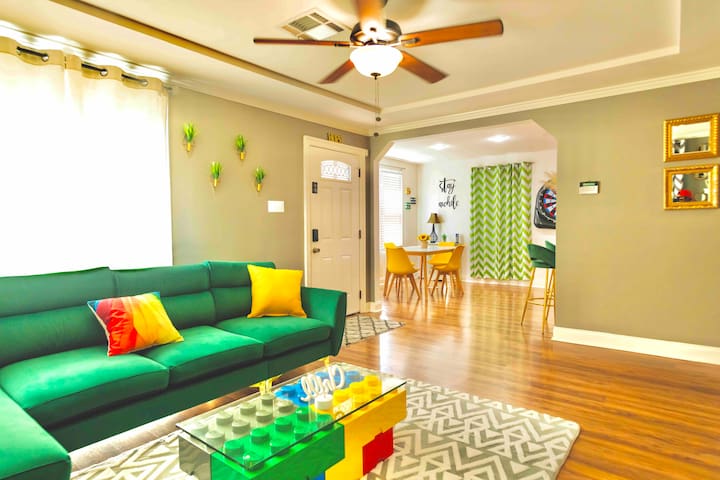 Home Fun and Cozy|Free off street prkg|Jacuzzi tub