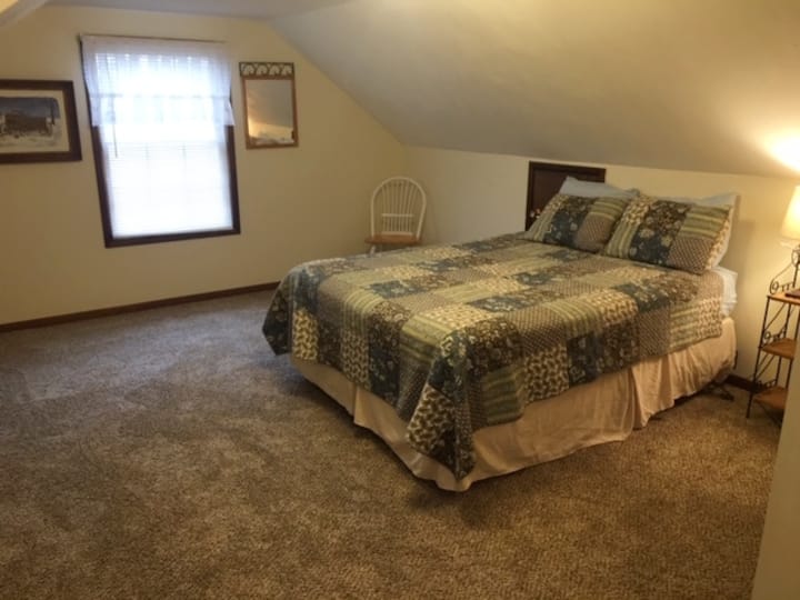 Arriba, dormitorio con cama tamaño queen