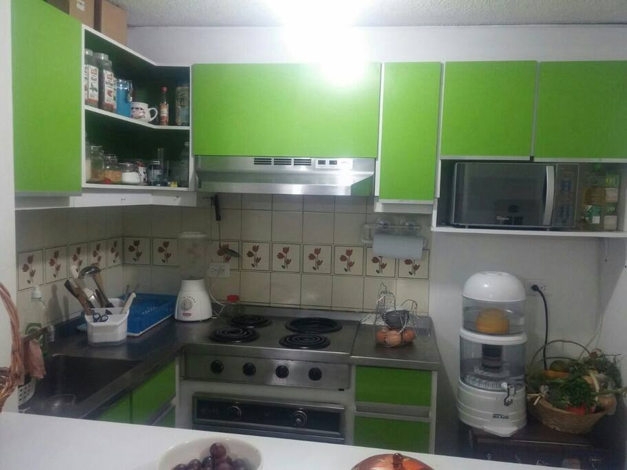 cocina con estufa eléctrica nevera a pequeña horno microondas purificador de agua vajilla y utensilios