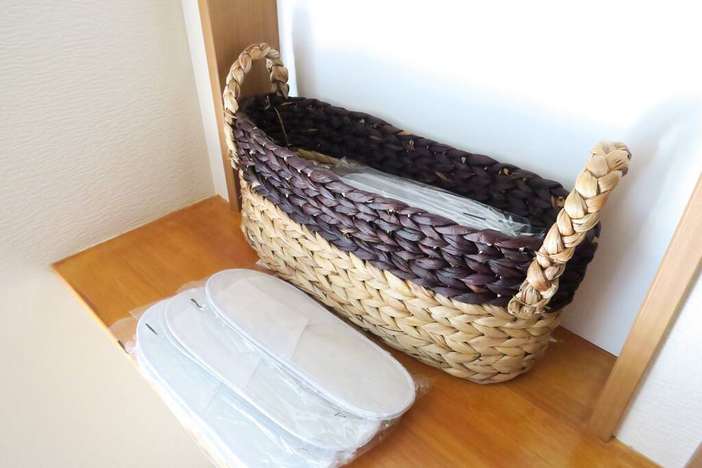 10 slippers are provided