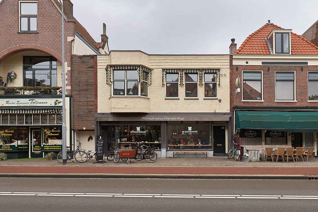 Vooraanzicht van het appartement boven de Buurtbakker