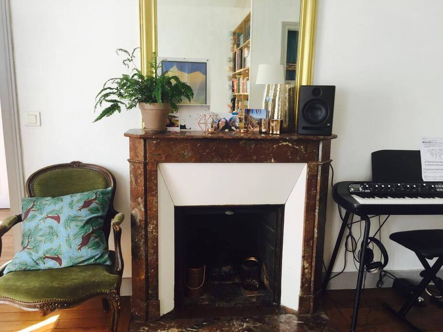 Salon avec tv, consoles, enceinte bluetooth, livres,jeux,etc.