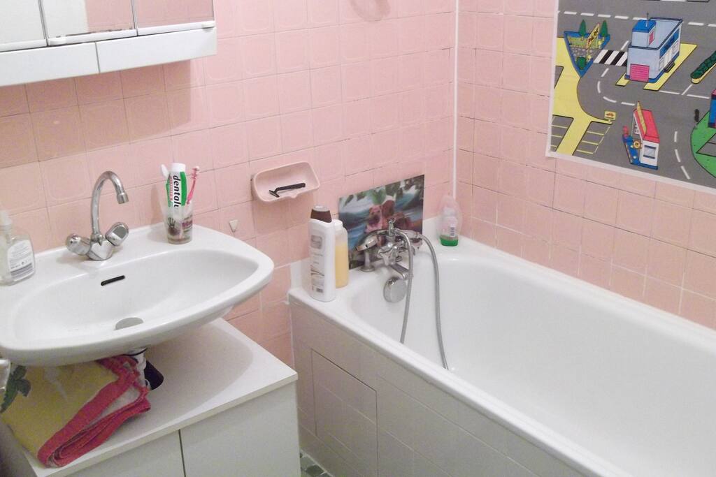 salle de bain avec baignoire