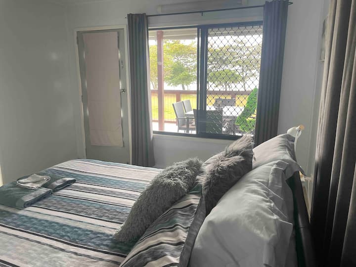 Საძინებელი 1 - ოთახი ხედით და დიდი ზომის საწოლით